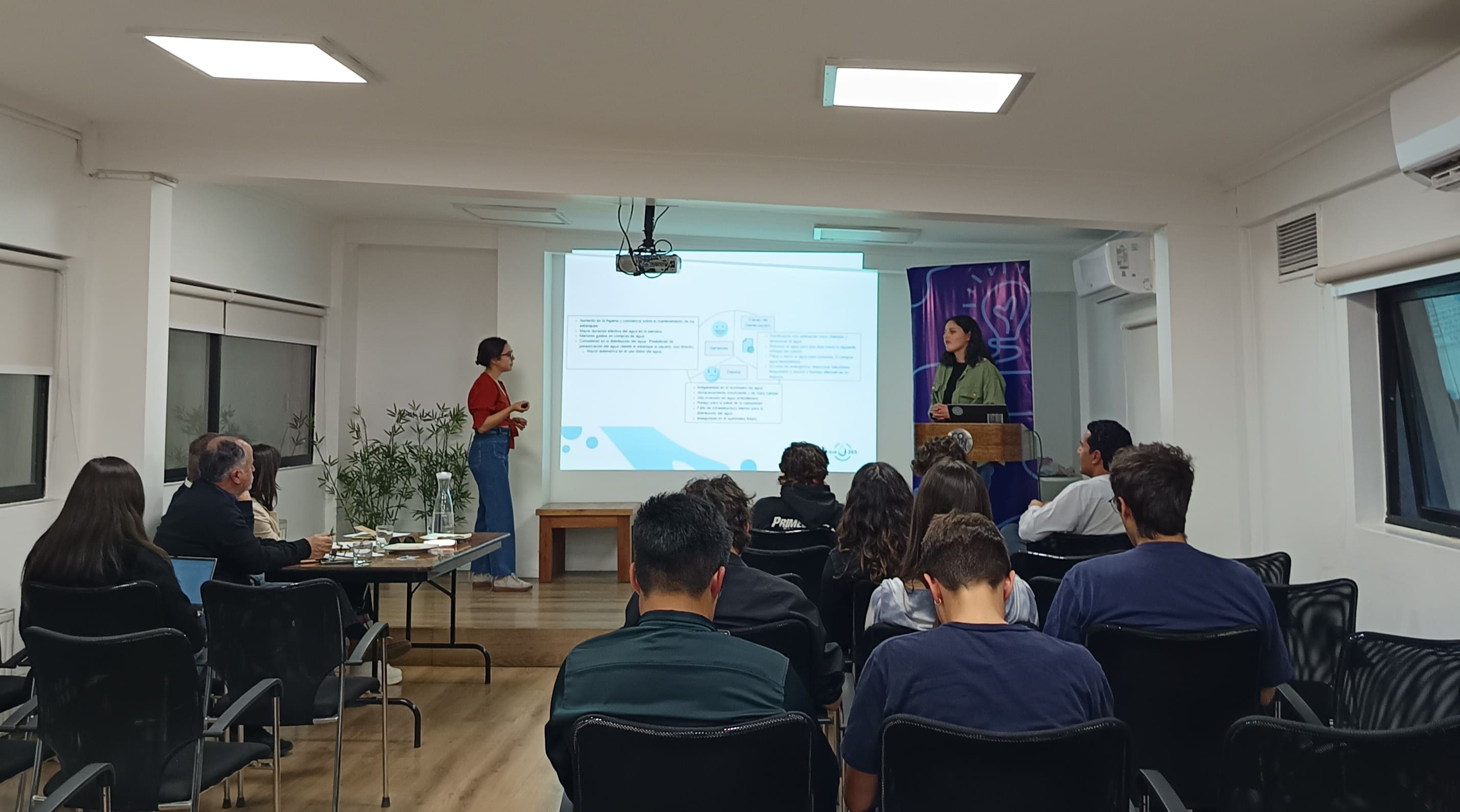 Estudiantes de AQUA365 trabajando colaborativamente en el desarrollo de sus propuestas